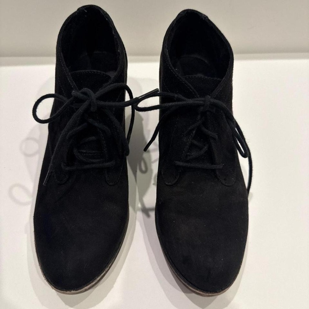 Step into size 7.5 with these chic Rocket Dog black suede booties!